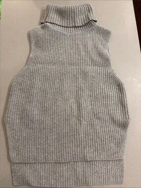 Uniqlo Sleeveless Turtleneck Knit Sweater Vest - medium